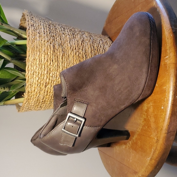 Clarks collection soft cushion booties size 7.5 womens chocolate brown suede - Picture 2 of 4